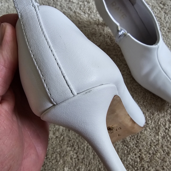 Raye women's white leather heels pointed toe low booties side zip sz 7 - Picture 6 of 13